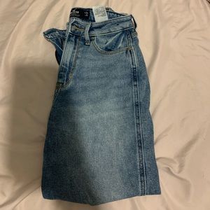 HOLLISTER ULTRA HIGH-RISE MOM JEAN